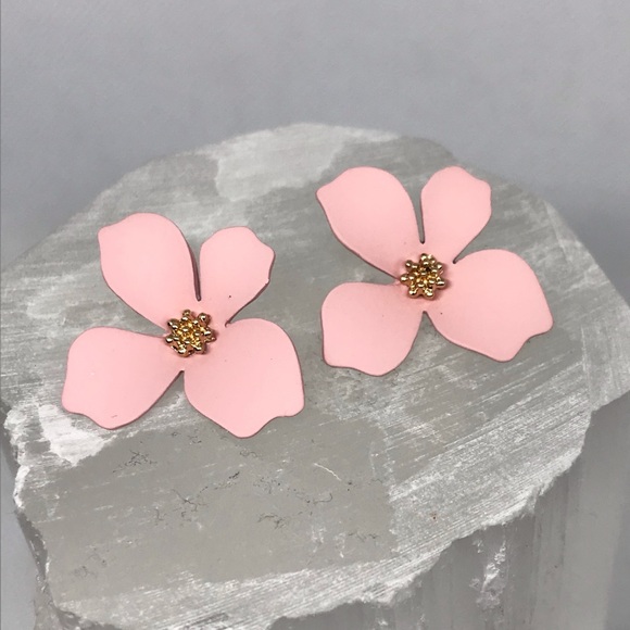 NEW 🌸 Delicate pink flower petal stud earring - Picture 5 of 5